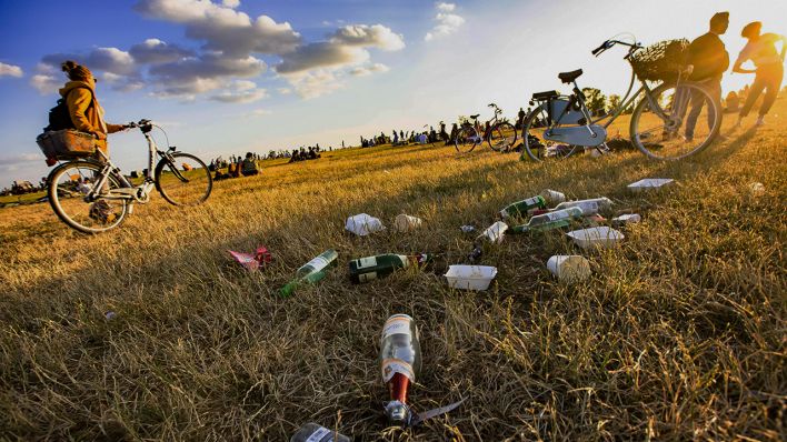 Symbolbild: Müll und leere Flaschen auf dem Tempelhofer Feld in Berlin Neukölln. (Quelle: imago images/E. Contini)
