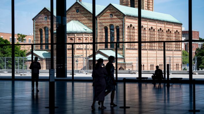 Besucher gehen zu den Tagen der offenen Tür durch die Neue Nationalgalerie. Den ikonischen Bau schuf Architekt Ludwig Mies van der Rohe. (Quelle: dpa/Fabian Sommer)