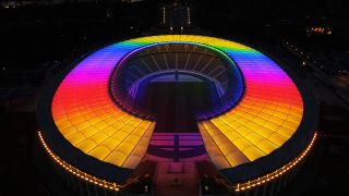 Das Olympiastadion in Regenbogenfarben. (Quelle: olympiastadion.berlin)