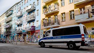Ein Polizeiwagen steht in der Rigaer Straße in Berlin-Friedrichshain am von Linksradikalen besetzten Haus «Rigaer 94». (Quelle: dpa/Paul Zinken)