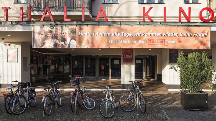 Ein Plakat mit der Aufschrift "Heute ist nicht alle Tage, wir kommen wieder, keine Frage. Bis bald im Kino" hängt über dem Eingang des Kinos in der Rudolf-Breitscheid-Straße in Babelsberg. (Quelle: dpa/Stache)