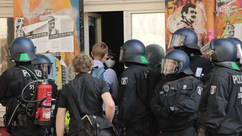 Politzisten stehen vor dem Haus Rigaer 94 in der Rigaer Straße in Berlin-Friedrichshain. (Quelle: dpa/Carsten Koall)