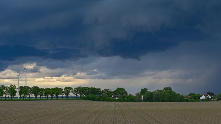 unkle Gewitterwolken ziehen über die Landschaft in Ostbrandenburg. (Quelle: dpa/Patrick Pleul)