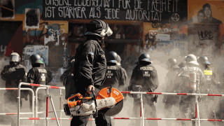 Polizisten öffnen gewaltsam die Tür der "Rigaer 94" in Berlin-Friedrichshain. (Bild Carsten Koall/dpa)