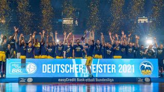 Alba Berlin feiert mit dem deutschen Meisterpokal. Bild: imago-images/kolbert-press