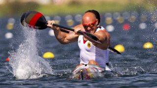 Kanute Ronald Rauhe paddelt im Wettbewerb, Wasser spritzt. (Quelle: imago/sven simon)