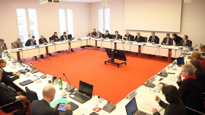 Mitglieder des BER-Sonderausschusses bei einer Sitzung im Landtag Brandenburg in Potsdam. (Quelle: imago/stock+people)