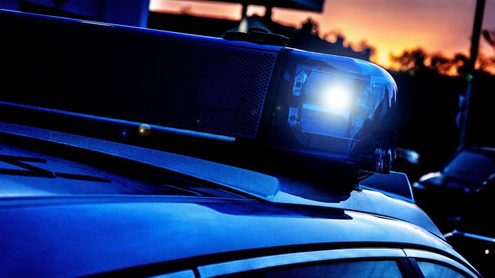Symbolbild: Ein Einsatzfahrzeug der Polizei mit Blaulicht (Quelle: imago images/K. Schmitt)