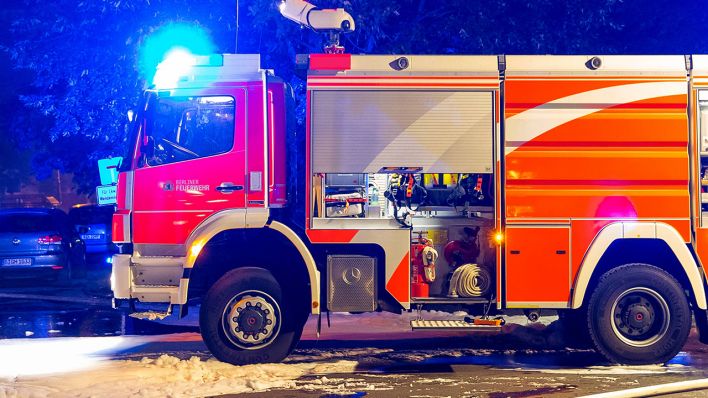 Symbolbild: Bei einem Großbrand ist ein Löschfahrzeug der Berliner Feuerwehr im Einsatz (Bild: imago images/Marius Schwarz)