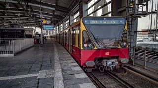 Eine Ringbahn steht am 23.02.2021 Bahnhof Ostkreuz in Berlin. (Quelle: imago images/Jürgen Ritter)
