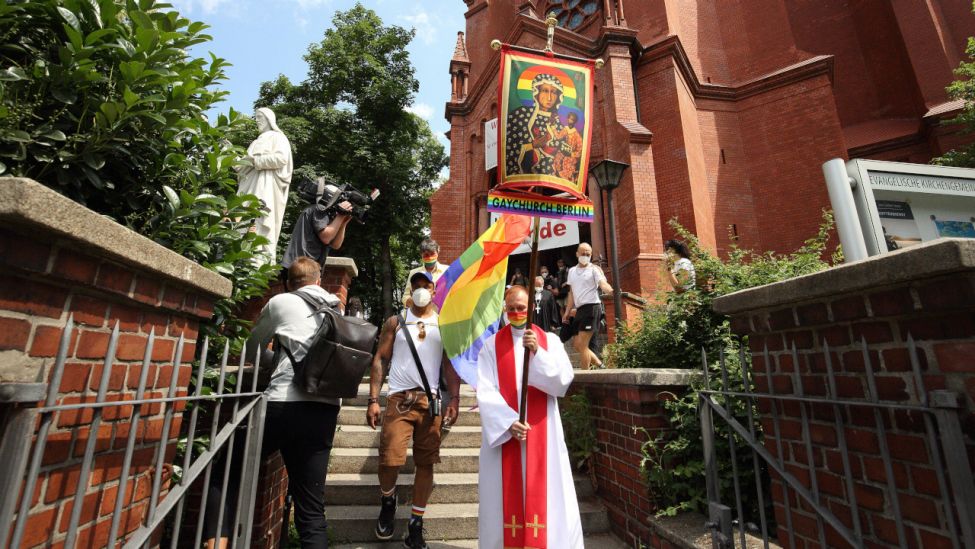 Organisator East Pride Wolfgang Beyer trägt ein Bildnis der Madonna mit einem Heiligenschein in Regenbogenfarben. (Quelle: imago images/Juergen Blume)