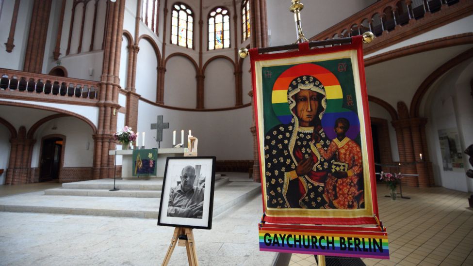 Foto vom verstorbenen Christian Pulz, er war Mitbegruender der Lesben- und Schwulenbewegung in der DDR, und ein Bildnis der Madonna mit einem Heiligenschein in Regenbogenfarben. (Quelle: imago images/Juergen Blume)