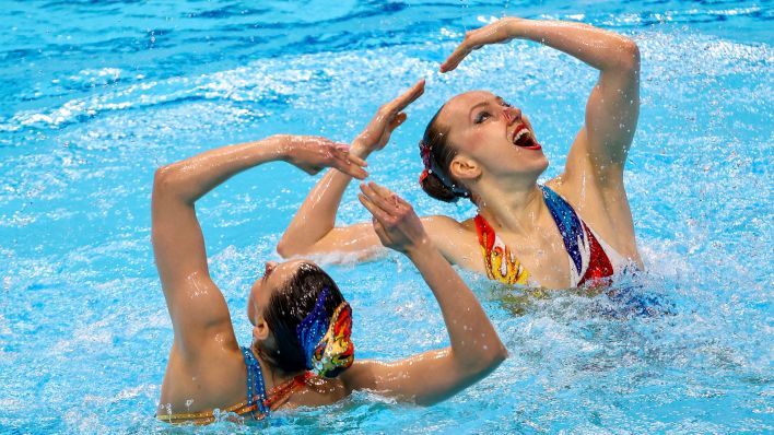 Die Berliner Synchronschwimmerin Michelle Zimmer(rechts) mit ihrer Partnerin Marlene Bojer(Quelle: imago images/GEPA pictures)