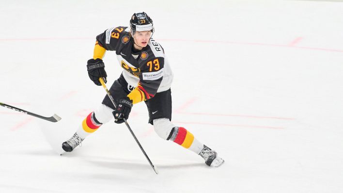 Eishockey-Spieler Lukas Reichel auf dem Eis für die Nationalmannschaft (Quelle: imago images/ ActionPictures)
