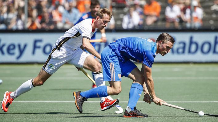 Feldhockey-Spieler Niklas Wellen versucht dem Niederländer Jorrit Croon den Ball abzunehmen (Quelle: imago images/ANP)