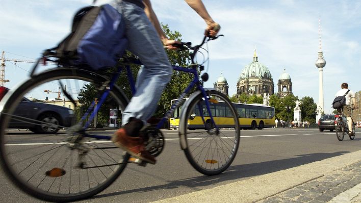 Fahrradfahrer auf der Straße Unter den Linden in Berlin (Quelle: Imago-images/Seeliger)