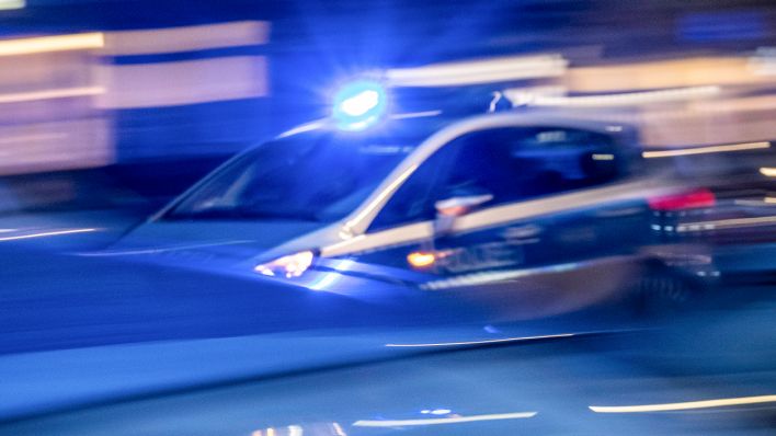 Symbolbild: Ein Streifenwagen der Berliner Polizei fährt mit Blaulicht durch die Stadt (Bild: imago images/T. Seeliger)