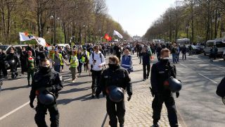 Tausende Demonstranten haben sich am 21.04.2021 auf der Straße des 17. Juni in Berlin versammelt, um gegen die staatliche Corona-Politik zu protestieren (Quelle: imago images/Future Image)