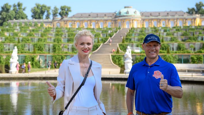 Franziska Knuppe und Axel Schulz stehen vor der Kulisse von Schloss Sanssouci. (Quelle: dpa/Soeren Stache)