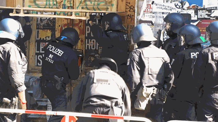Polizisten dringen gewaltsam in die "Rigaer 94" in Berlin-Friedrichshain ein. (Bild: rbb)