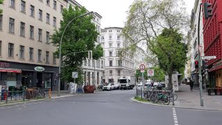 Verkehrsschilder auf der leeren Bergmannstraße in Berlin Kreuzberg. (Quelle: rbb/N. Haring)