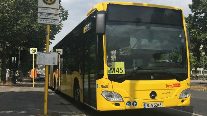 Ein BVG-Bus der Linie M45 ohne digitale Anzeige, dafür Ersatzweise mit Pappschild zur Linien-Erkennung. (Quelle: rbb24)