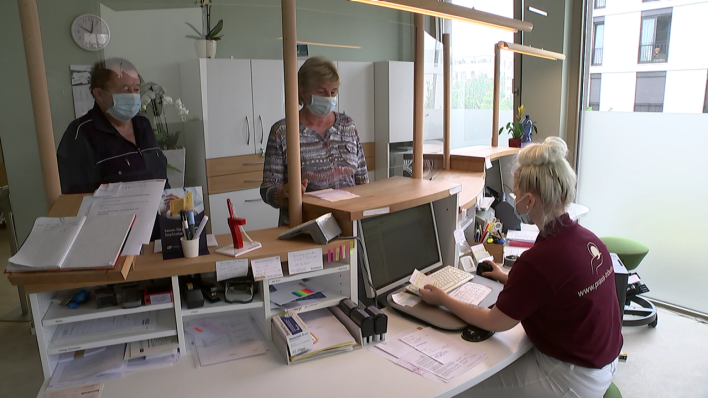 Zwei Patienten stehen im Wartezimmer in der Hausarzt-Praxis von Astrid Tributh in Potsdam (Quelle: rbb)