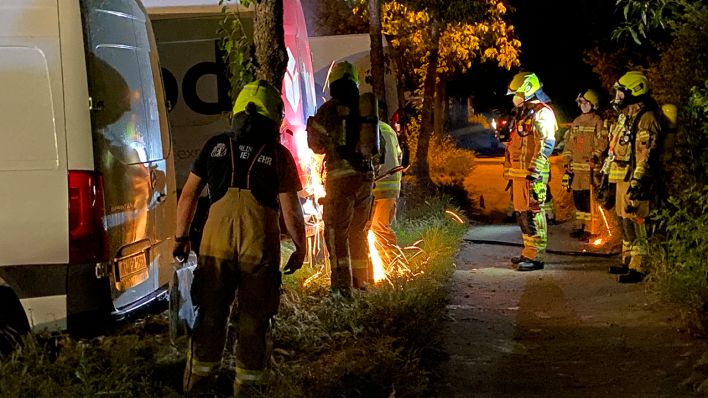 Am vergangenen Mittwochabend wurde die Feuerwehr, sowie die Polizei in der Wustrower Straße in Neu-Hohenschönhausen alarmiert. Es brannte im Heckbereich eines Paketdienstfahrzeugs. Die Polizei konnte die Flammen mit einem Pulverlöscher löschen. Die Feuerwehr hat das Fahrzeug im Heckbereich aufgeflext und nochmal nachgelöscht. (Quelle: BLP)