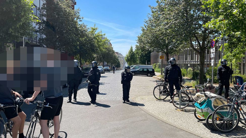 Der Zugang zur Rigaer Straße über die Liebig Straße wurde von der Polizei gesperrt. (Quelle: rbb)