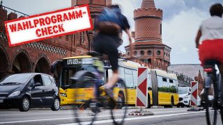 Archivbild mit Stempel: Wahlprogramm-Check - Einige Radfahrer fahren auf dem verbreiterten Radweg auf der Oberbaumbrücke in Berlin Kreuzberg. (Quelle: dpa/A. Riedl/rbb24).