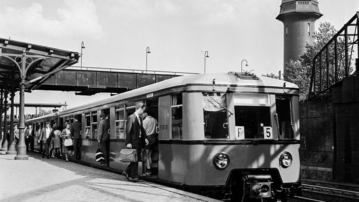Archivbild: Reisende steigen 1964 am S Bahnhof Ostkreuz in die Ringbahn ein (Bild: Deutschen Bahn AG/Alfred Schulz)