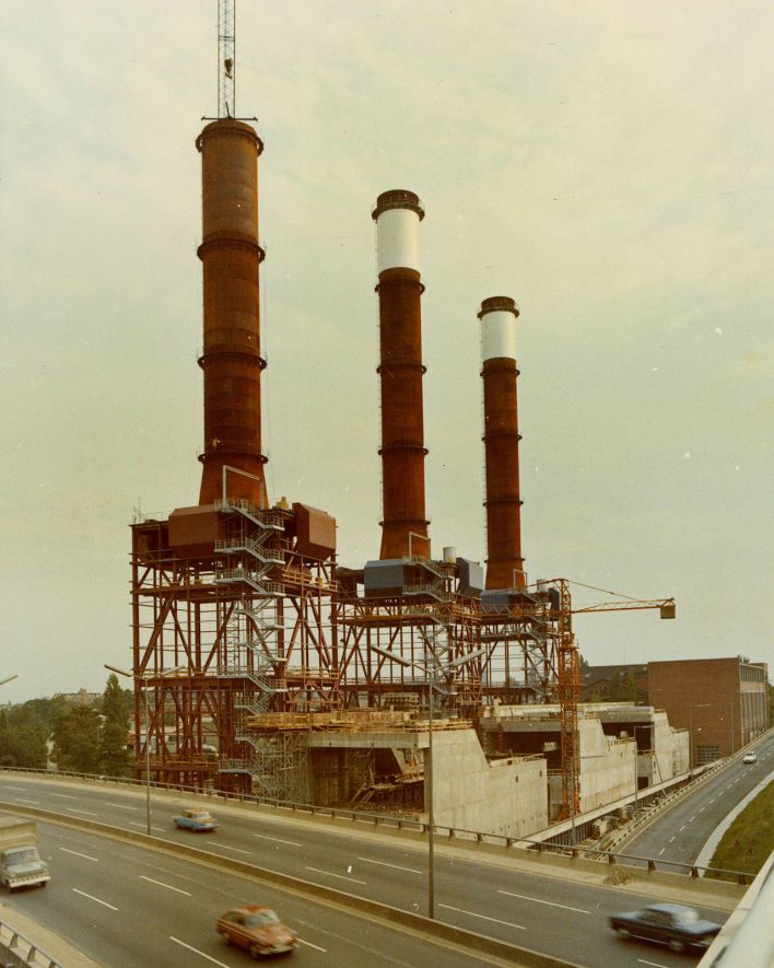 Die Montage der Schornsteine des Heizkraftwerks Wilmersdorf im Jahr 1975 (Quelle: Vattenfall)