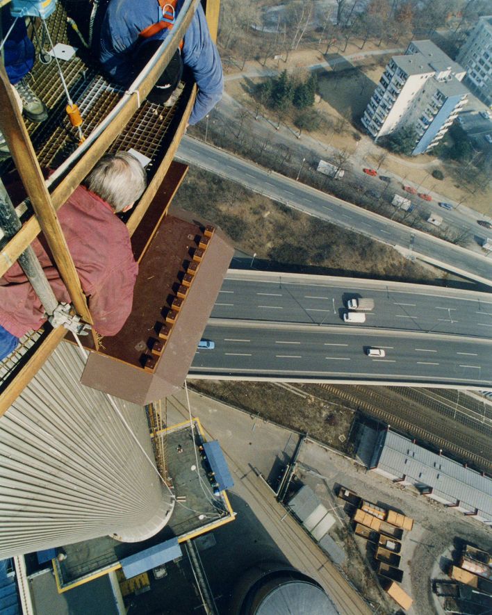An einem der Türme des Heizkraftwerks Wilmersdorf wird im Jahr 1996 ein Nistkasten für Wanderfalken hochgezogen. Er wird auf auf 101 Metern installiert. (Quelle: Vattenfall)