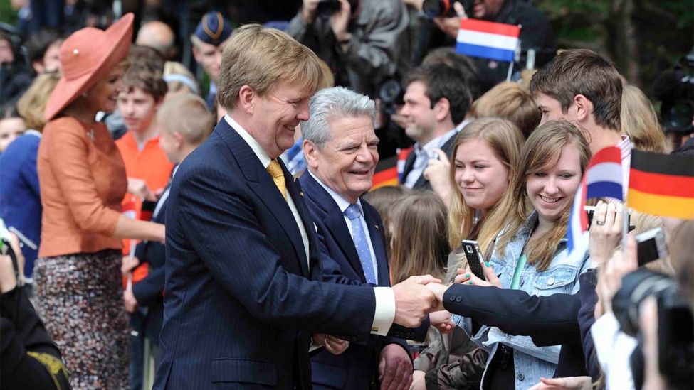 Archivbild: Das Niederländische Koenigspaar Willem Alexander und Maxima begrüßen am 03.06.2013 eine Schulklasse im Schloss Bellevue (Bild: dpa/Daniel Hinz)
