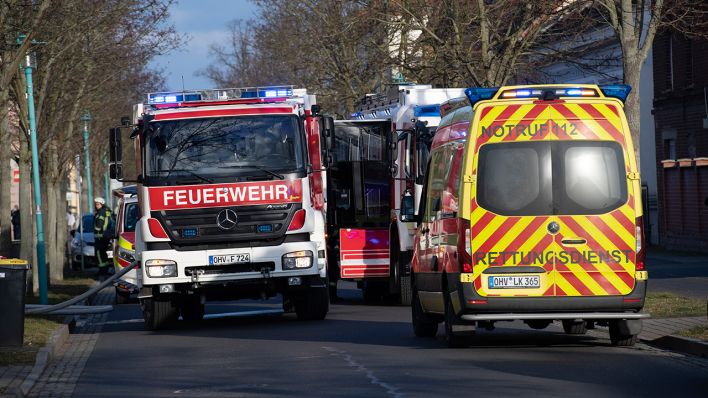 Symbolbild: Einsatzkräfte der Feuerwehr und Polizei stehen am 02.03.2020 vor einem Wohnhaus in Brandenburg. Dort brannte es aus bislang ungeklärten Ursachen in einer Wohnung. (Quelle: dpa/Paul Zinken)