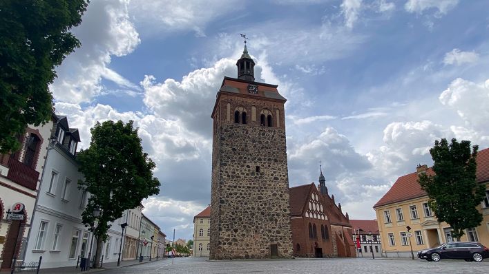 Symbolbild: Wolken ziehen am 24.05.2020 über den Marktplatz der brandenburgischen Kommune Luckenwalde. In der Mitte ist die Kirche St. Johannis zu sehen. (Quelle: dpa/Paul Zinken)