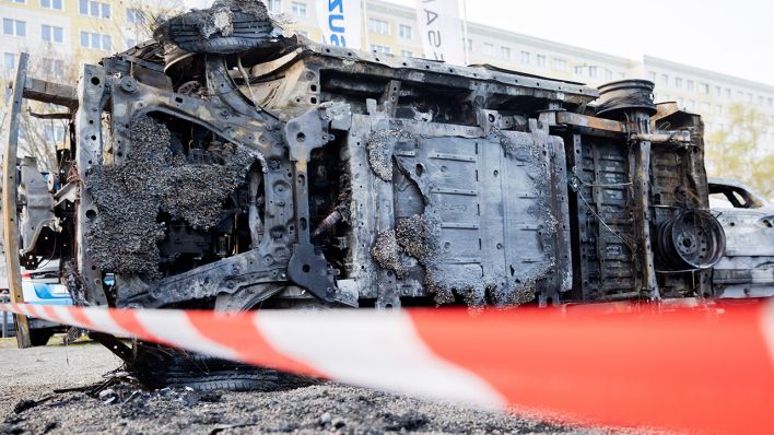 Ein verbranntes Elektroauto ist am 14.04.2021 auf dem Gelände eines Autohauses in Berlin-Köpenick zu sehen. (Quelle: dpa/Christoph Soeder)