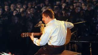 Der Liedermacher Wolf Biermann, aufgenommen am 01.12.1989 in der Leipziger Messehalle bei seinem ersten Konzert in der DDR nach dreizehnjährigem Exil. (Quelle: dpa/Wolfgang Kumm)
