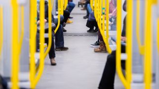 Fahrgäste sitzen in einer U-Bahn. (Quelle: dpa/Christoph Soeder)