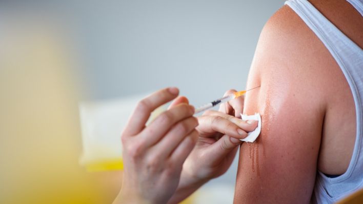 Eine Frau wird mit einem Impfstoff geimpft. (Quelle: dpa/Gregor Fischer)