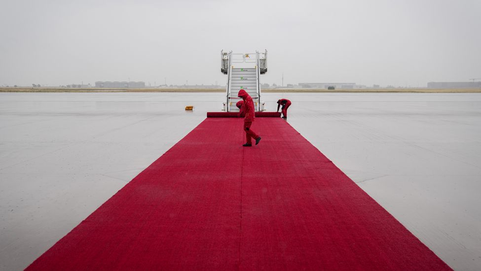 Der Rote Teppich wird am 05.07.2021 im Regen für den Besuch von König Willem-Alexander der Niederlande und Königin Maxima auf dem militärischen Teil vom Flughafen Berlin Brandenburg (BER) ausgerollt. (Quelle: dpa/Kay Nietfeld)