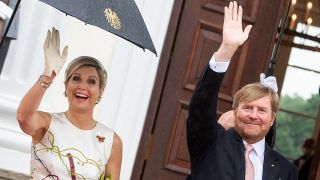 König Willem-Alexander der Niederlande und Königin Maxima winken am 05.07.2021 bei der Begrüßung vor dem Schloss Bellevue. (Quelle: dpa/Bernd von Jutrczenka)