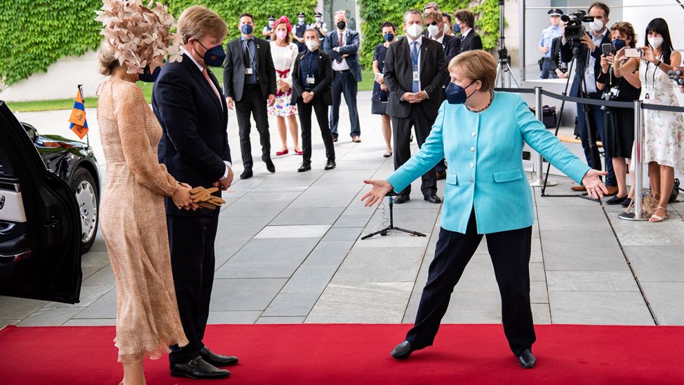 Bundeskanzlerin Angela Merkel (r, CDU) begrüßt am 06.07.2021 König Willem-Alexander (M) der Niederlande und Königin Maxima vor dem Bundeskanzleramt zu einem Gespräch. (Quelle: dpa/Bernd von Jutrczenka)