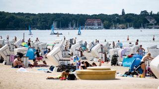 Besucher des Strandbads am Wannsee genießen am 27.07.2021 das sonnige Wetter am Wasser. (Quelle: dpa/Fabian Sommer)