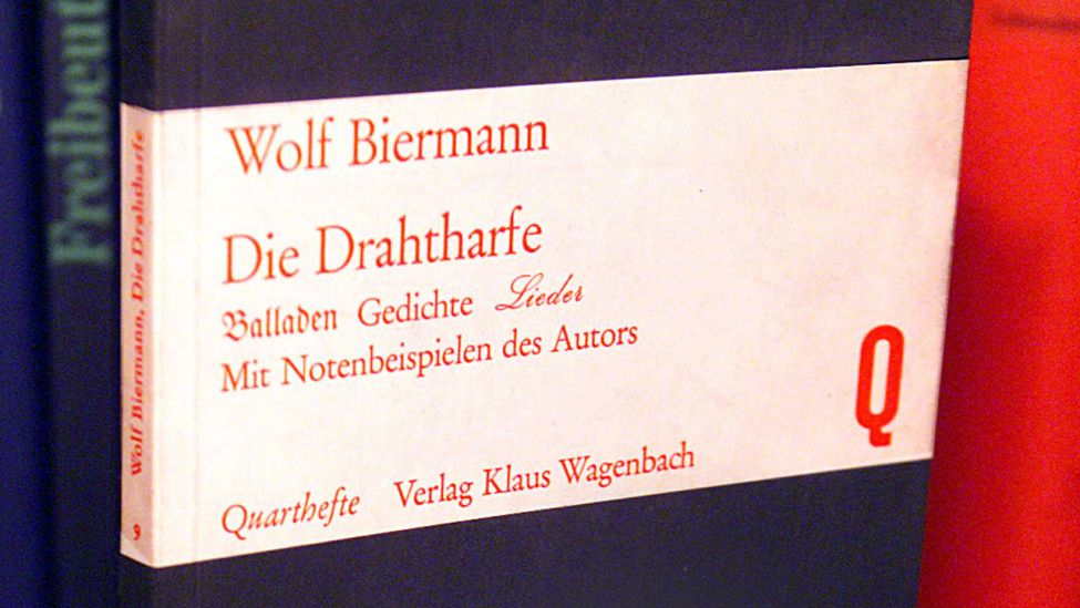 Wolf Biermann erstes Buch im Westen "Die Drahtharfe" (Quelle: dpa/Henry H. Herrmann)