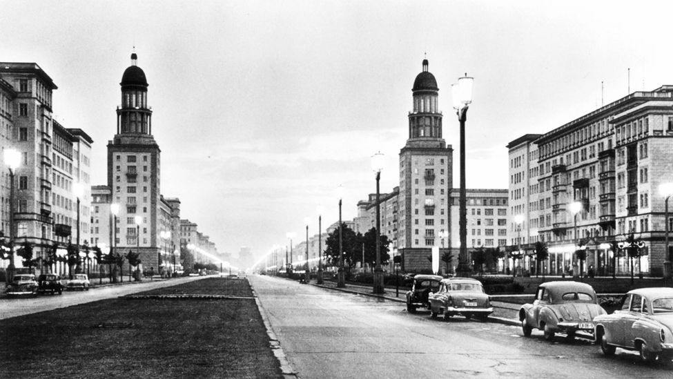 Das Frankfurter Tor aufgenommen vor 1961 in Berlin (Ost), an der Karl-Marx-Allee, ehem. Frankfurter Allee bzw. Stalinallee. (Quelle: dpa/akg-images)