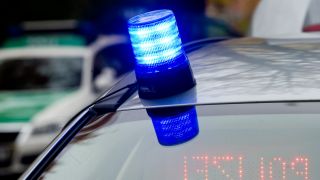 Blaulicht auf einem Fahrzeug der Polizei (Quelle: dpa/Patrick Pleul)