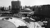 Blick über Alexanderplatz auf das ehem. Haus des Lehrers und die Kongresshalle, rechts die Weltzeituhr. - Foto von 1993. (Quelle: dpa/akg-images)