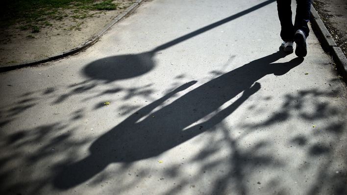 Archivbild: Der Schatten eines Mannes aus Afghanistan ist am 15.04.2015 in Berlin auf dem Weg zu seiner Unterkunft zusehen. (Quelle: dpa/Britta Pedersen)