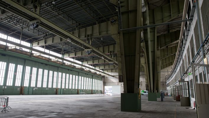 Ein Hangar auf dem Gelände des ehemaligen Flughafens Tempelhof ist am 14.09.2015 in Berlin nach dem Lollapalooza-Festival zu sehen. (Quelle: dpa/Kay Nietfeld)